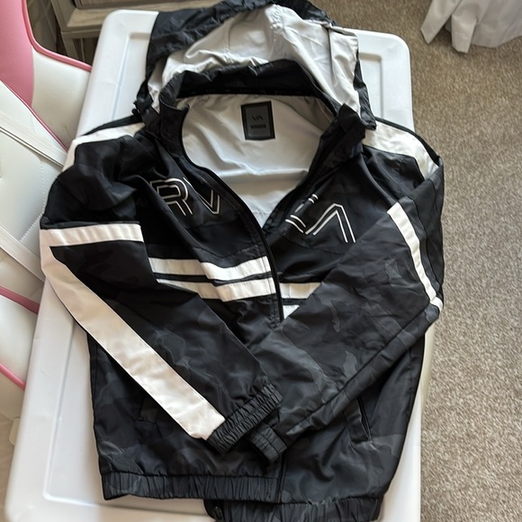 New RVCA camo windbreaker size XS - Picture 2 of 6